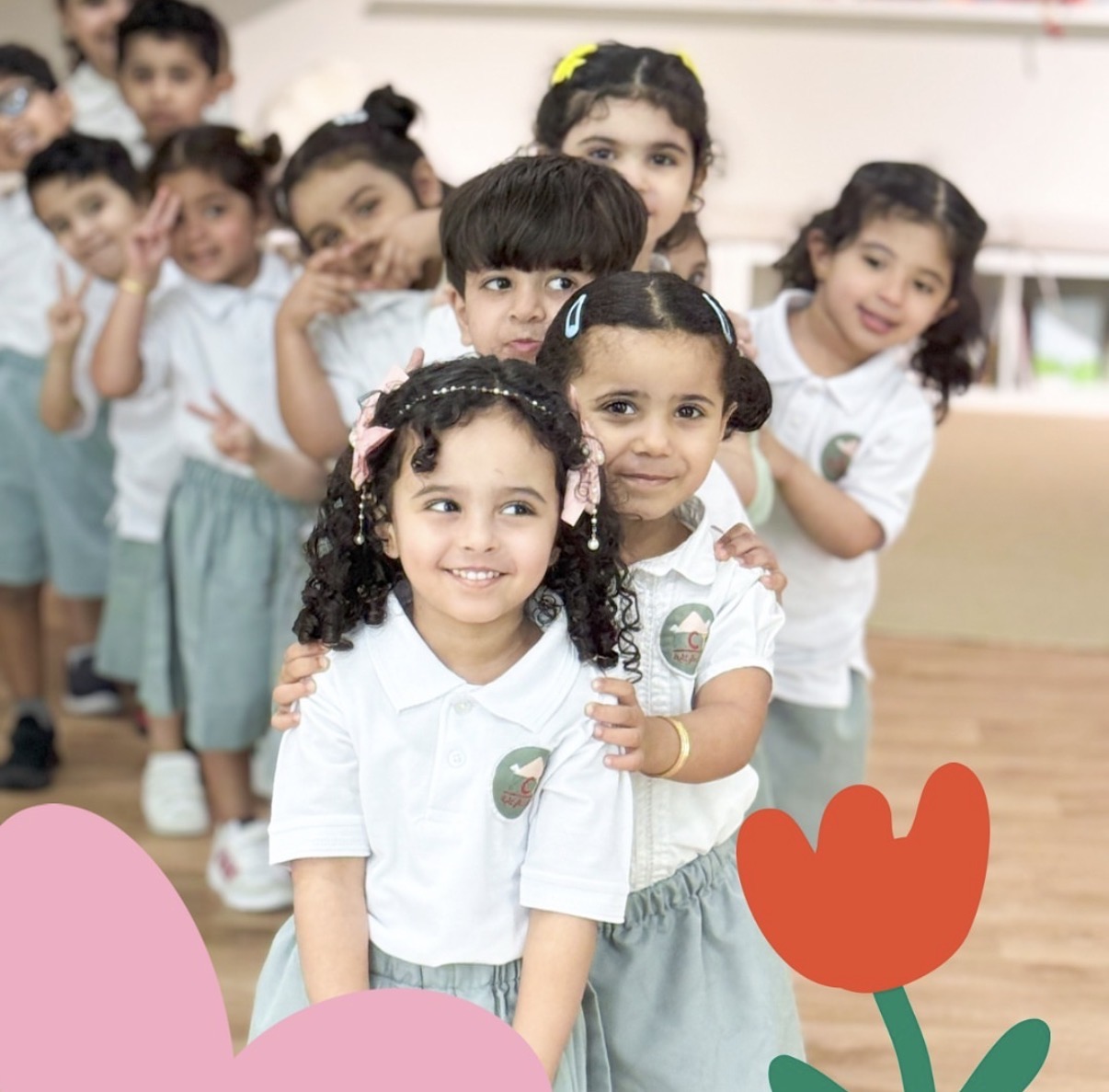مجموعة من أطفال كيدز تايم بالزي الموحد يبتسمون داخل المركز
